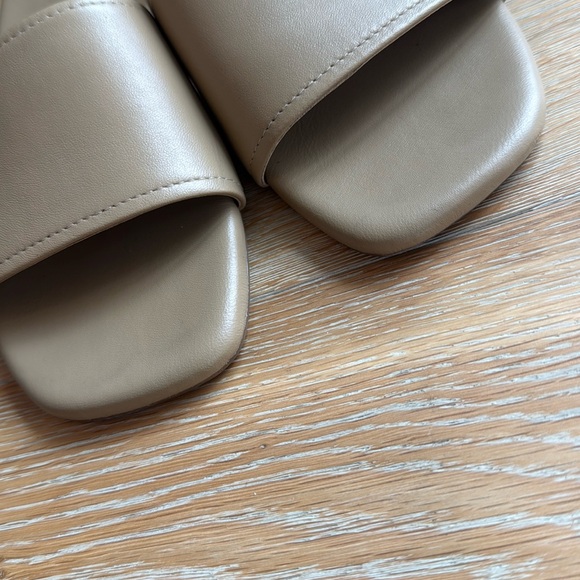 Vince Debra tan slide sandal 7.5 padded comfortable worn 1x excellent condition - Picture 3 of 12